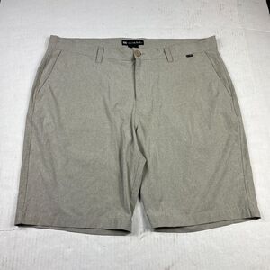 Travis Mathew Mens Golf Shorts Beige Performance Casual Zip Lightweight Size 40